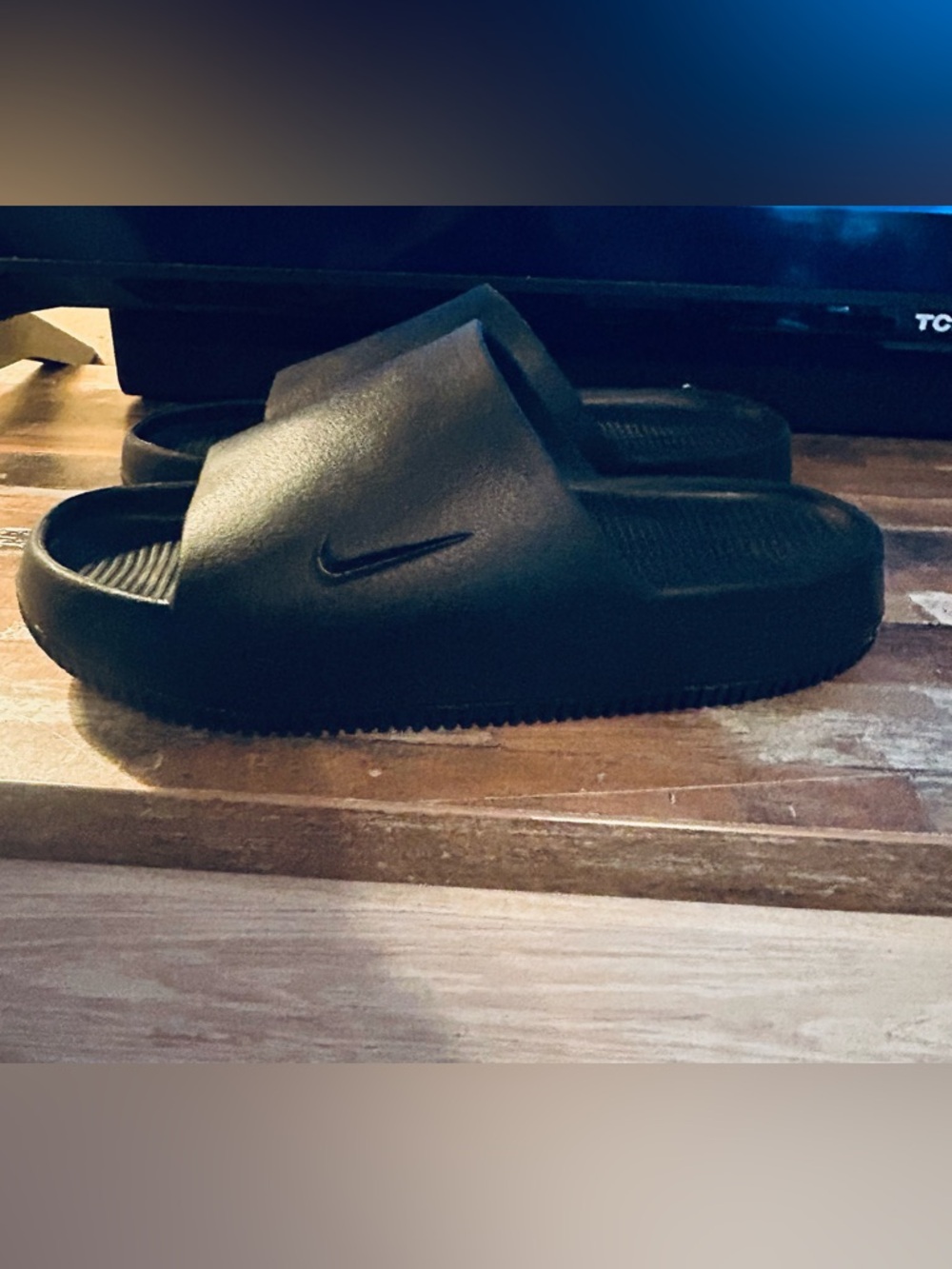 NIKE Calm Unisex Slides.. Mens size
7 & Women’s size 8